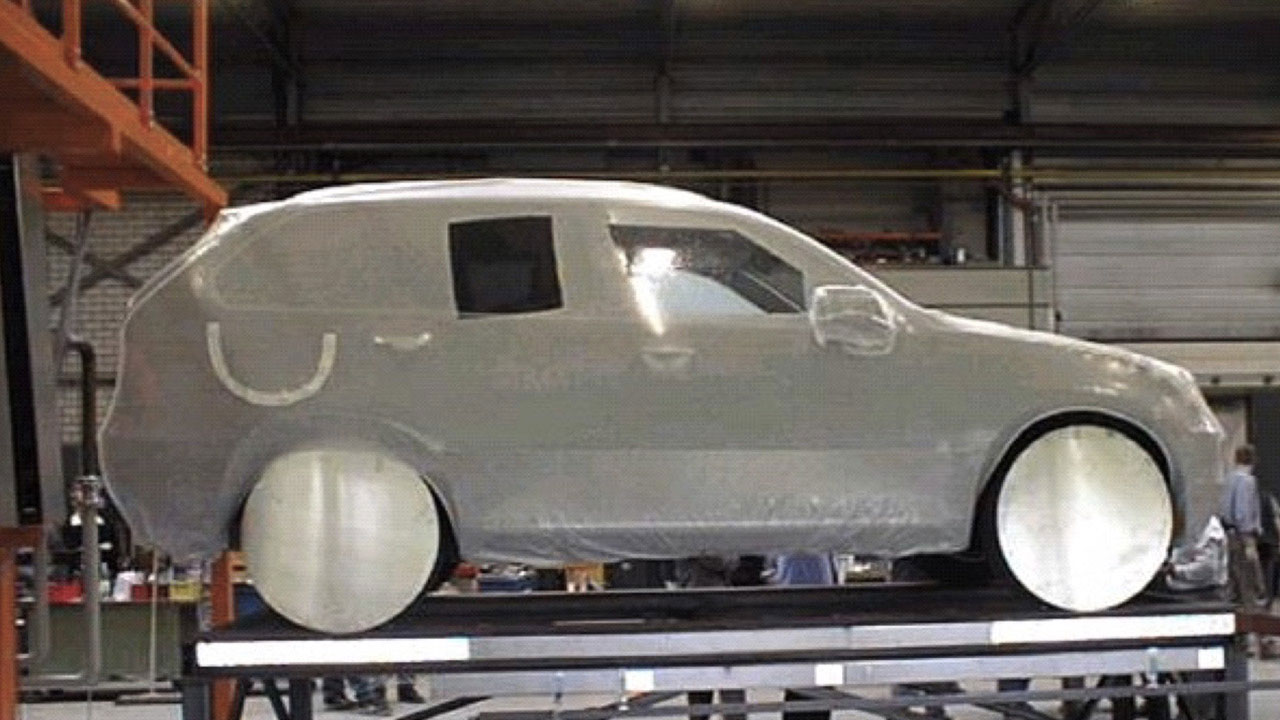  Direkt nach der Fertigstellung im US-Werk wird der komplette BMW Geländewagen auf MSK Anlagen für den Überseetransport schrumpfverpackt
