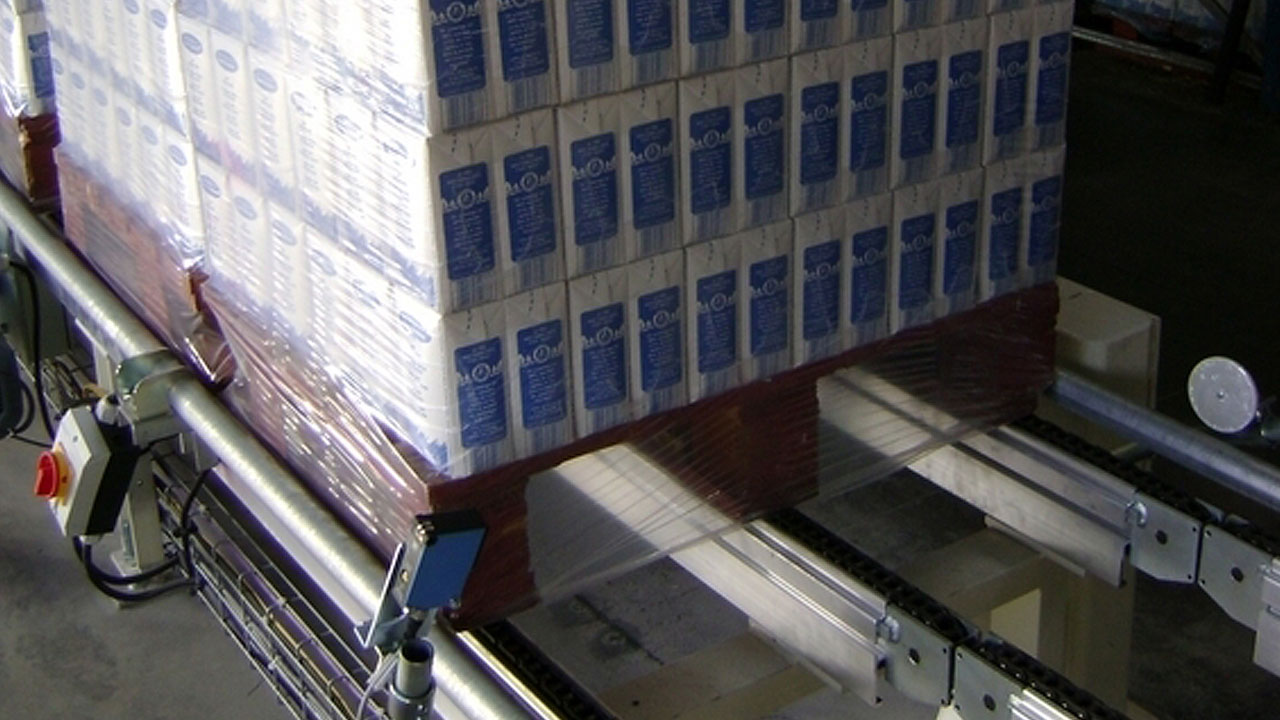 Stationary pallet conveyors for maximum load in continuous operation in beverage filling
