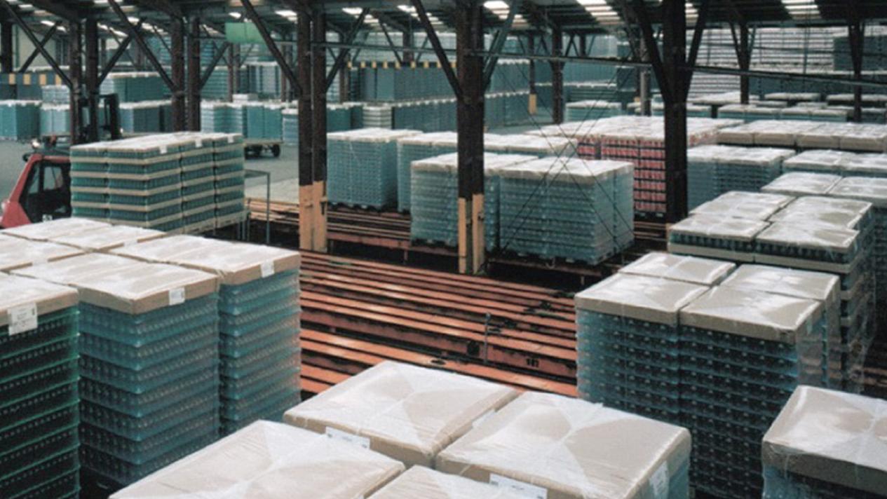 The range of the MSK pallet handling in the beverage industry comprises the conveying from the palletizing station to the packing plant and further to truck loading or into the pallet storage
