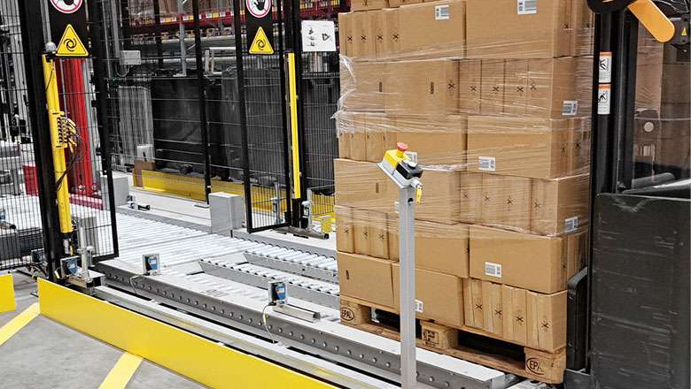 manual pallet infeed station before packaging