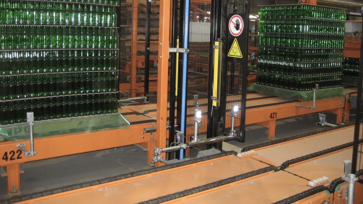 [Translate to Czech:] MSK glass conveyor systems - pallet conveyors and intralogistics systems at cold end