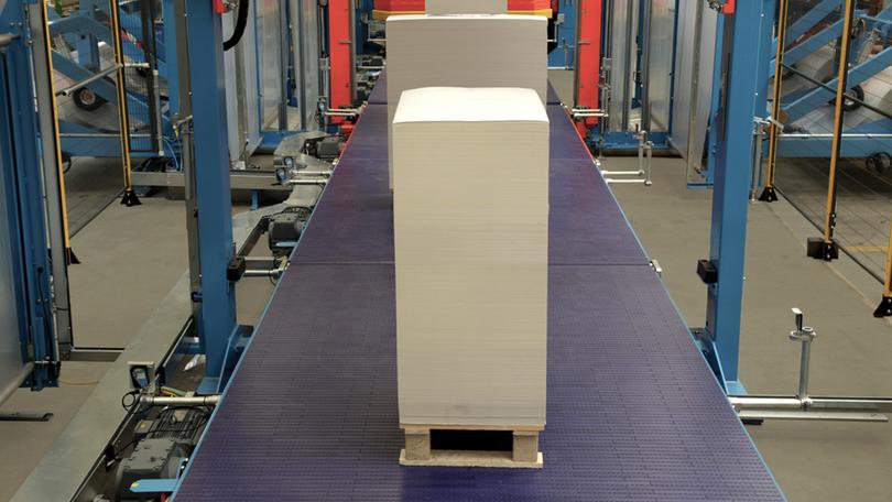 [Translate to Czech:] Quiet and safe pallet conveying without forklift traffic