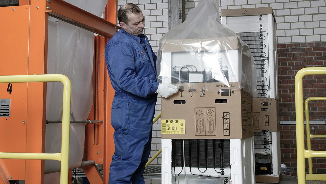 The MSK hood dispensor automatically prepares foil hoods from an endless hose and positions them over the pallet.