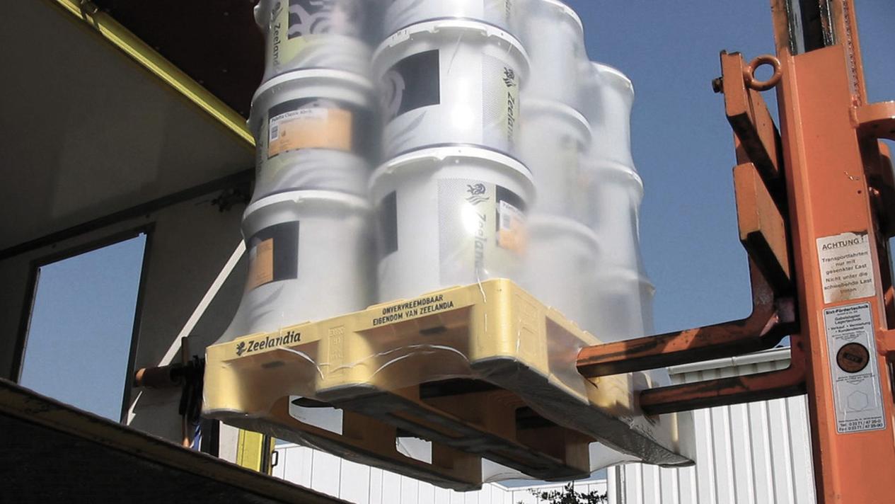 Illustration of the pallet charge of chemical products, which is protected by the undershrink process

