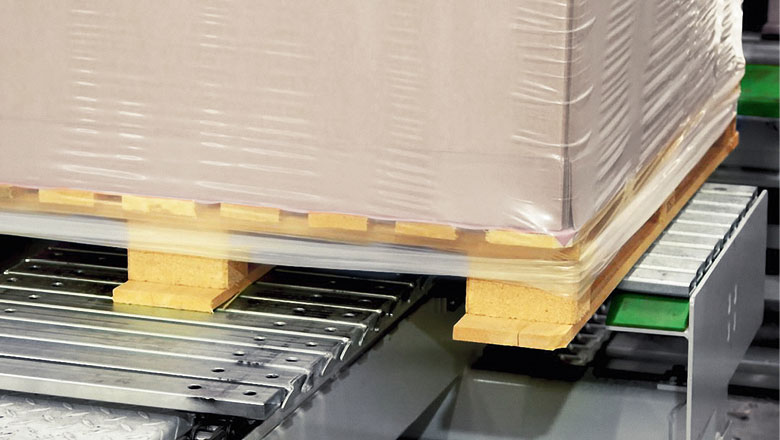 slat conveyor for stable pallets