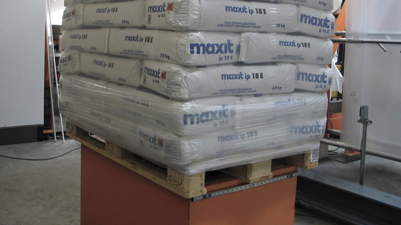 Belt stretching: An additional film belt reinforces the load at any critical load height.