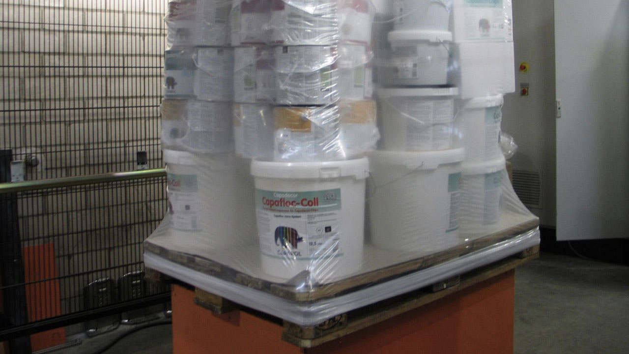 Collar Stretching: The film is placed like a belt on the top of the pallet.