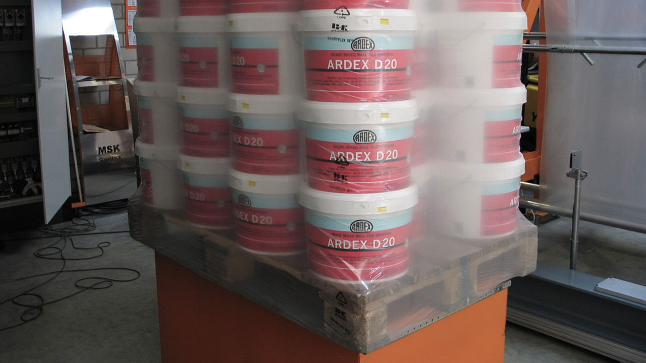 Understretch method: The film is pulled down to the bottom of the pallet.