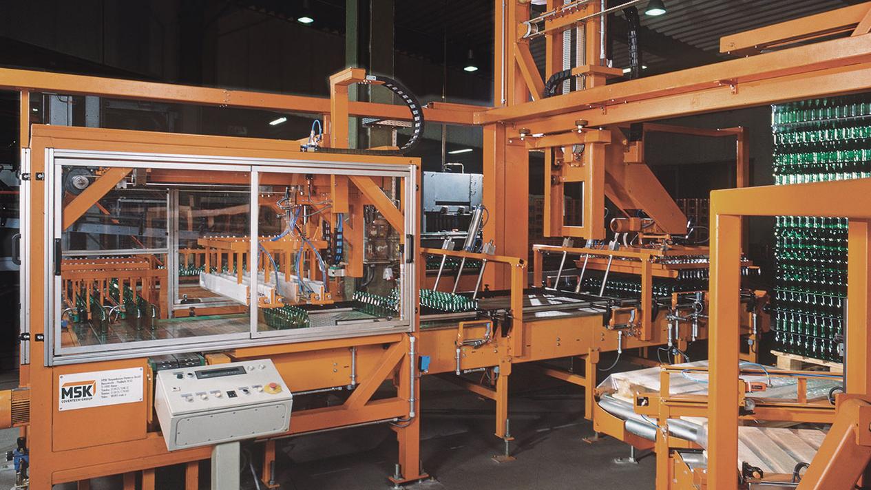 The high-performance palletizing system MSK Quintech is a portal system designed for high palletizing capacities up to 4 layers per minute.
