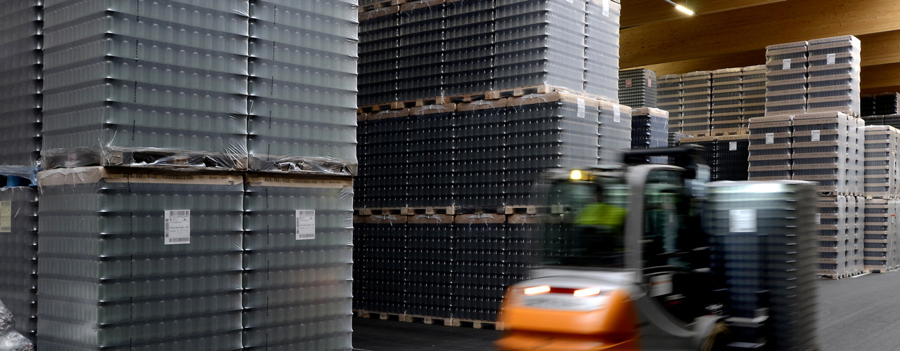 [Translate to Czech:] Pallet conveyors for the glass industry